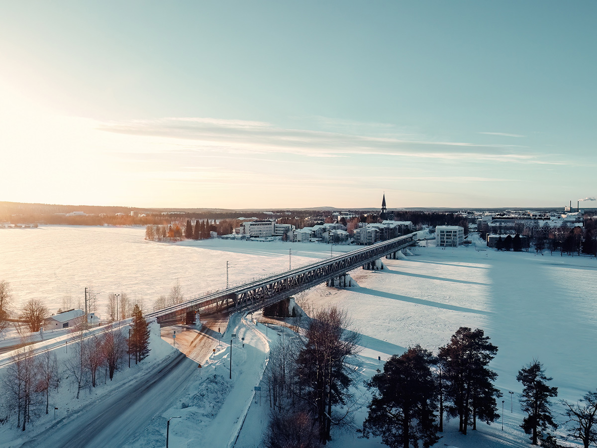 Ilmakuva Rovaniemeltä Suomesta. Talvinen maisema sillasta.